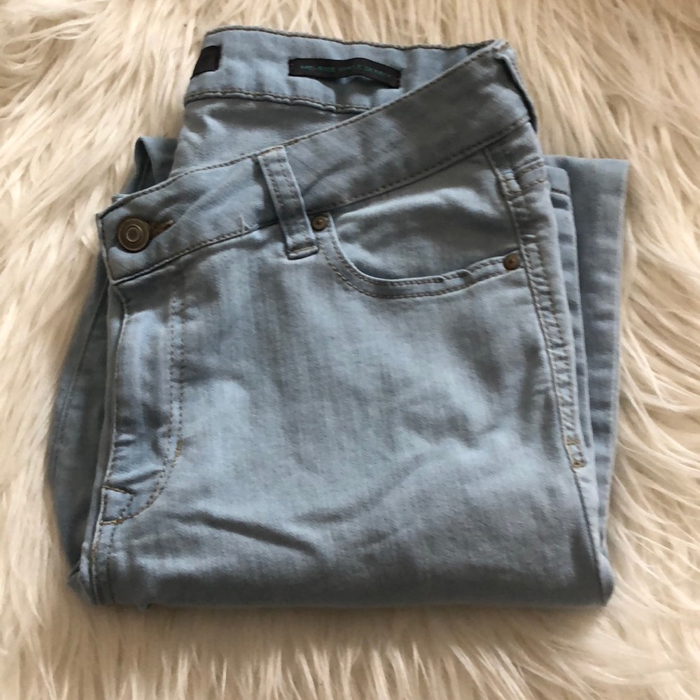 Crave light was mid rise Ankle skinny jeans